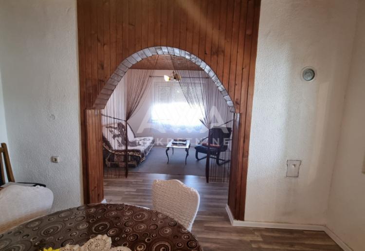 Manja dvorišna kuća sa manjim placem