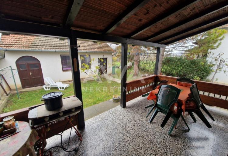 Opremljena i nameštena kuća 127m2, plac 5ar
