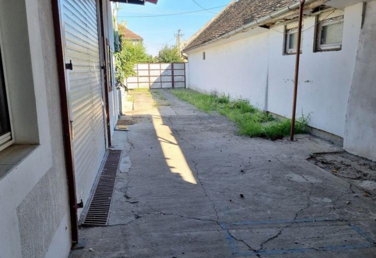 Apatin. Poslovni prostor-hala 251m2