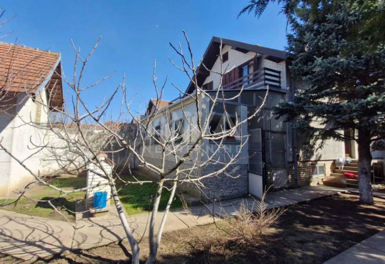 Gakovo, Spratnica 196 m2, Plac 1001 m2