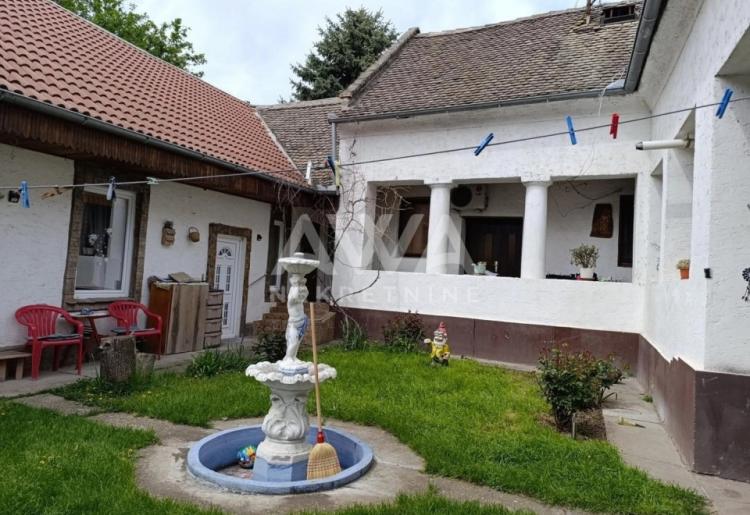 Porodična kuća, 247m2 širi centar, na manjem placu od 4ar
