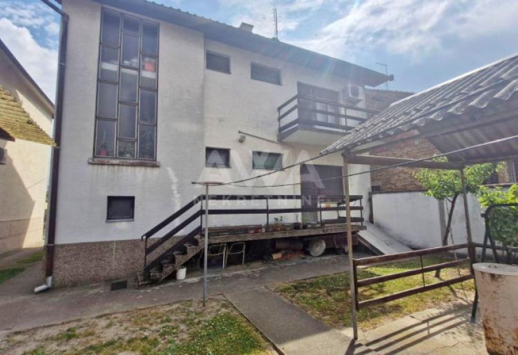 Apatin, Kuća spratnica 236 m2, plac 443 m2