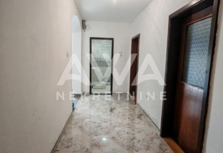 Kolut. Prizemna trosobna 124m2, plac 7ar