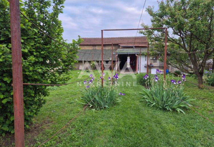 Porodična kuća 113m² + pomoćni stan 60m², plac 9 ari 