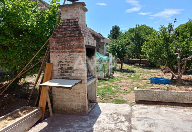 Apatin. Centar. Kuća 508m, plac 11ar