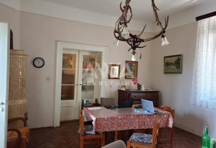 Apatin. Centar. Kuća 508m, plac 11ar