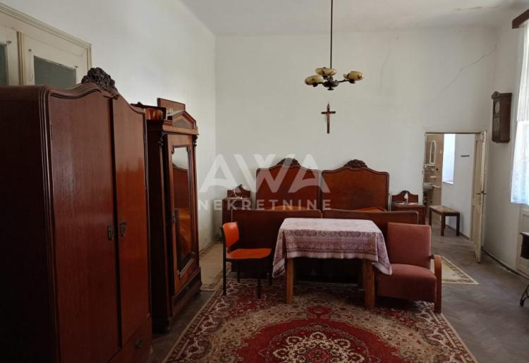 Apatin. Centar. Kuća 508m, plac 11ar