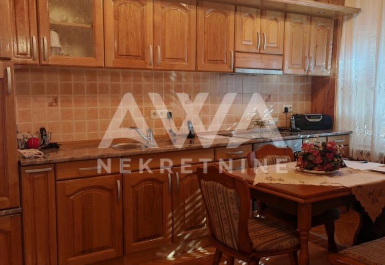 Sonta. Prizemna, renovirana, nameštena 126m2, plac 12ar