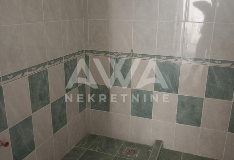 Apatin. Dve kuće, starija 81m2 i novija spratna 93m2 plac 438 m2