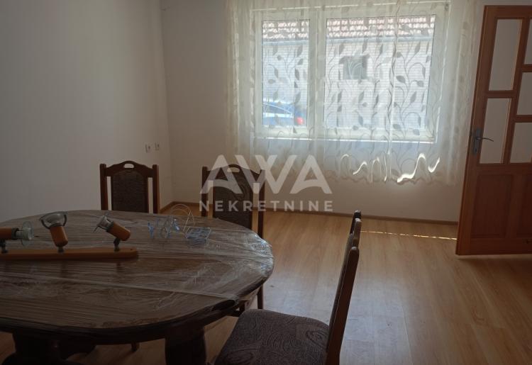 Apatin. Dve kuće, starija 81m2 i novija spratna 93m2 plac 438 m2