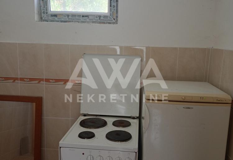 Apatin. Dve kuće, starija 81m2 i novija spratna 93m2 plac 438 m2