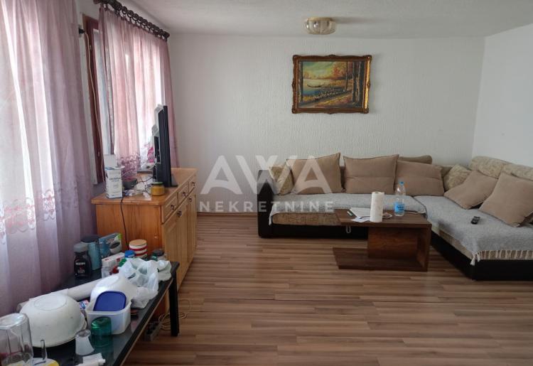 Apatin. Dve kuće, starija 81m2 i novija spratna 93m2 plac 438 m2