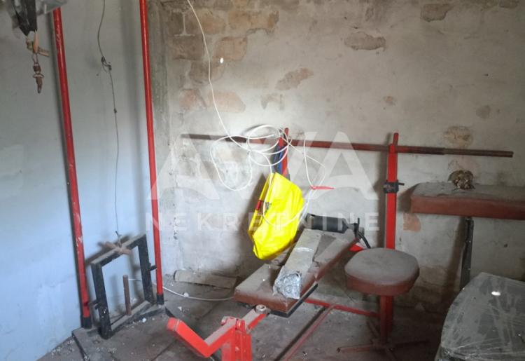 Apatin. Dve kuće, starija 81m2 i novija spratna 93m2 plac 438 m2