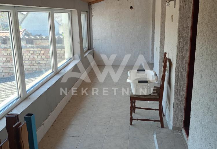 Apatin. Dve kuće, starija 81m2 i novija spratna 93m2 plac 438 m2