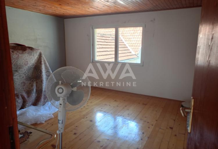 Apatin. Dve kuće, starija 81m2 i novija spratna 93m2 plac 438 m2