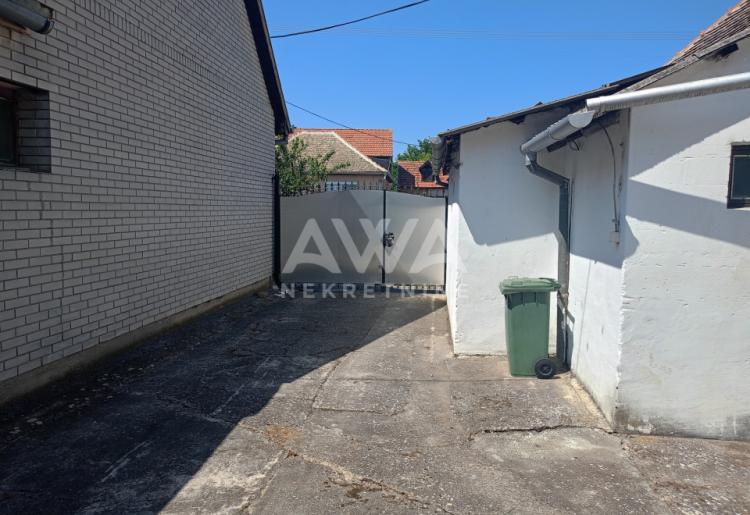 Apatin. Dve kuće, starija 81m2 i novija spratna 93m2 plac 438 m2