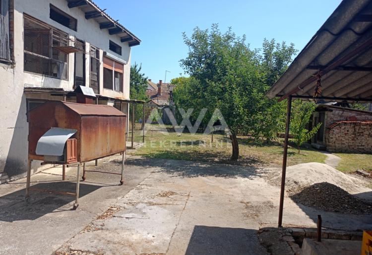 Apatin. Dve kuće, starija 81m2 i novija spratna 93m2 plac 438 m2