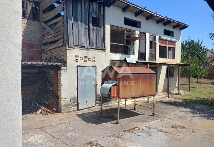Apatin. Dve kuće, starija 81m2 i novija spratna 93m2 plac 438 m2