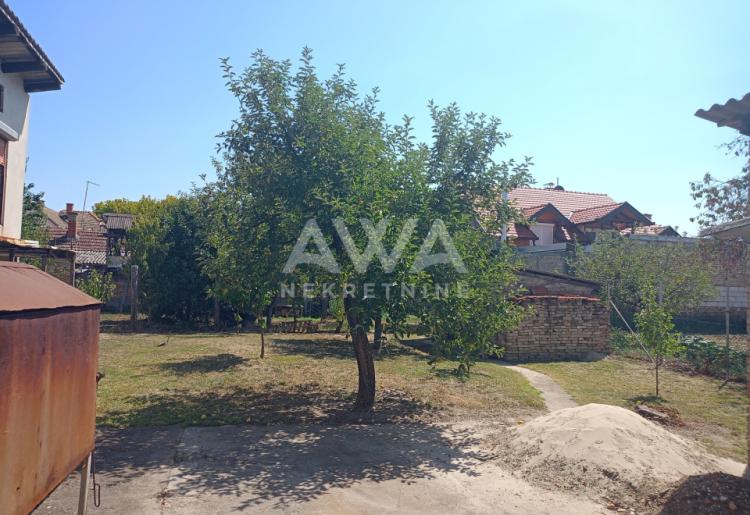 Apatin. Dve kuće, starija 81m2 i novija spratna 93m2 plac 438 m2
