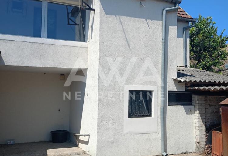 Apatin. Dve kuće, starija 81m2 i novija spratna 93m2 plac 438 m2
