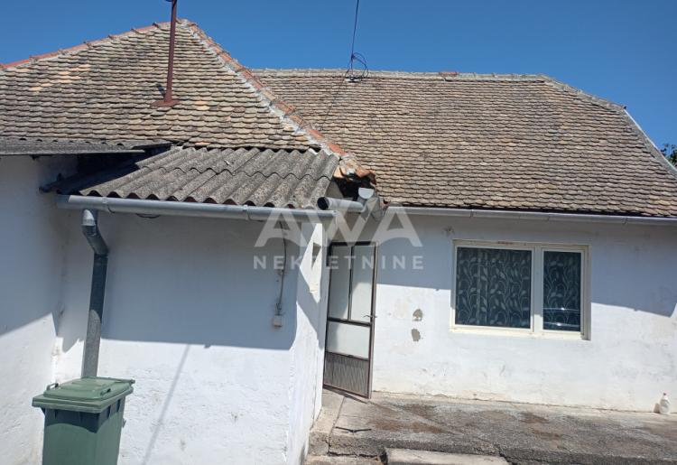 Apatin. Dve kuće, starija 81m2 i novija spratna 93m2 plac 438 m2