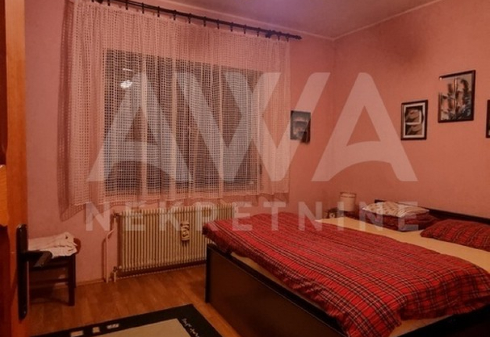 Apatin. 4.0 Soba kuća, 192m2, plac 5ar