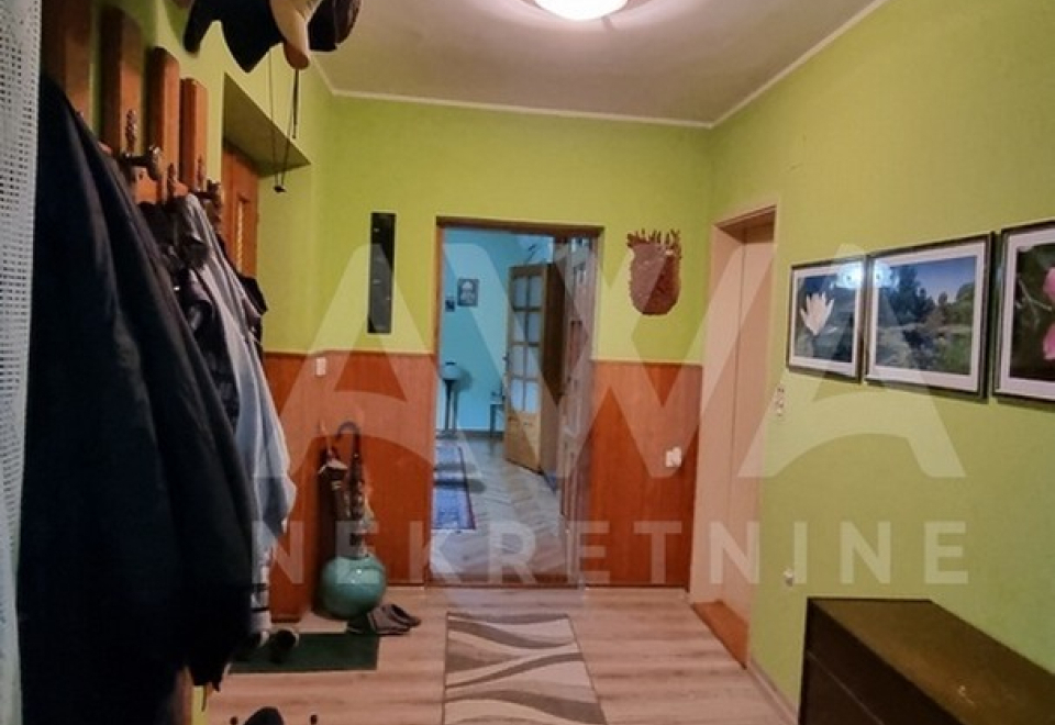 Apatin. 4.0 Soba kuća, 192m2, plac 5ar