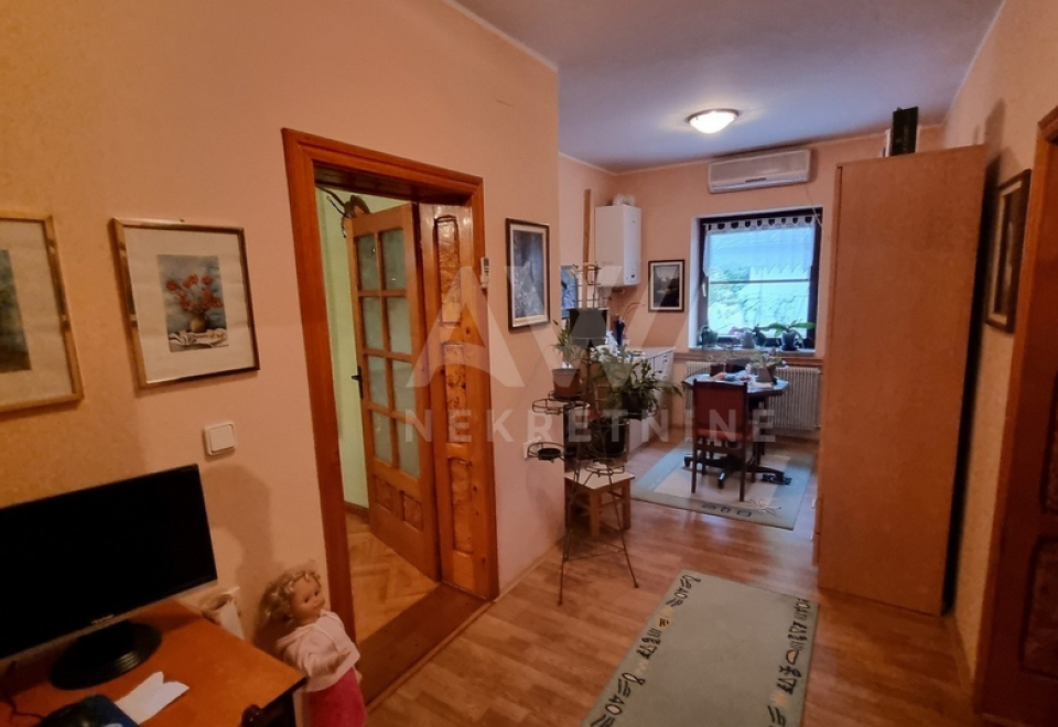 Apatin. 4.0 Soba kuća, 192m2, plac 5ar