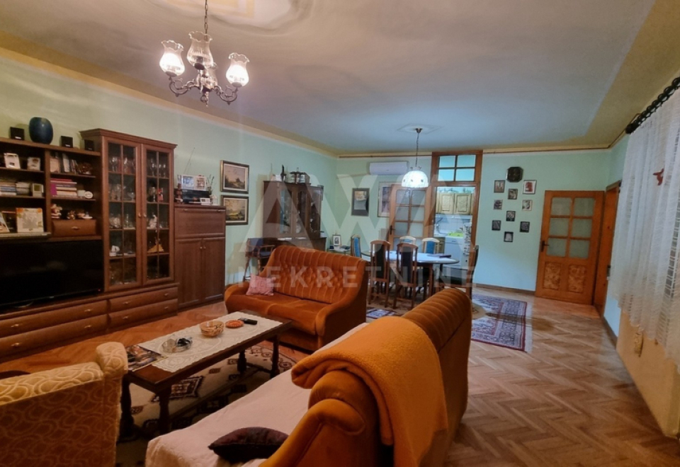 Apatin. 4.0 Soba kuća, 192m2, plac 5ar