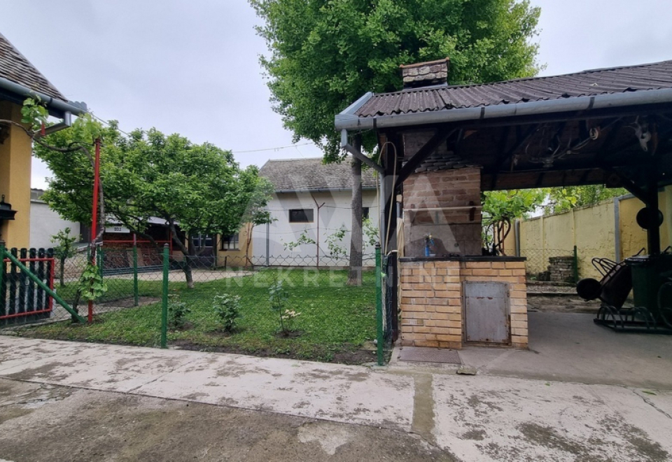 Apatin. 4.0 Soba kuća, 192m2, plac 5ar