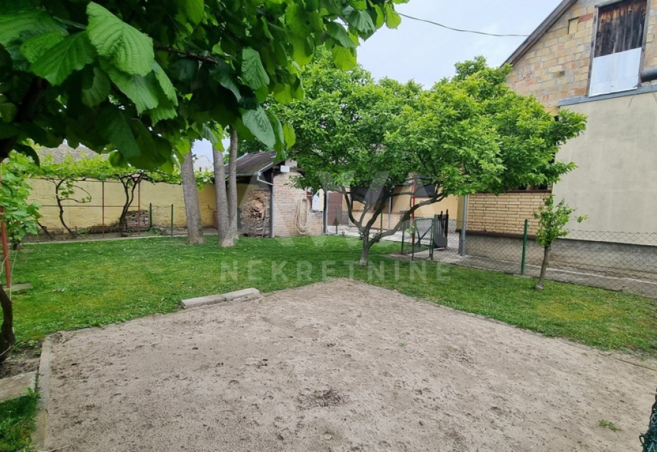 Apatin. 4.0 Soba kuća, 192m2, plac 5ar