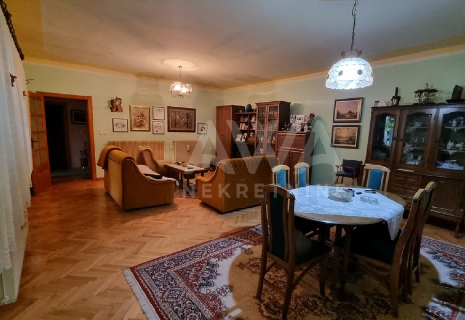 Apatin. 4.0 Soba kuća, 192m2, plac 5ar