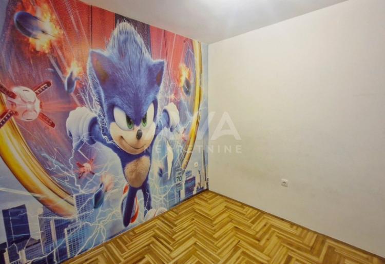 Kompletno sređen 3.5-soban stan na prodaju u Apatinu – 95 m², centar, velika terasa
